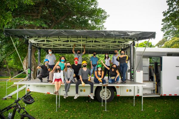 Equipo de trabajo en el Bus